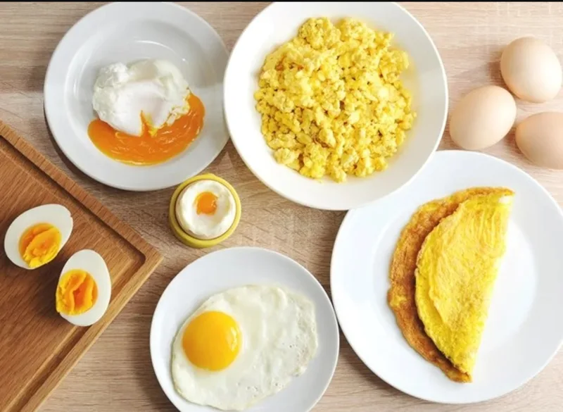 Trứng cung cấp protein, choline và nhiều dưỡng chất, đồng thời dễ kết hợp với rau, ngũ cốc nguyên hạt và trái cây