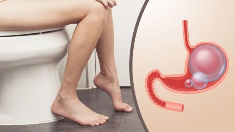 Táo bón kèm đau bụng dữ dội, nôn, chảy máu, sụt cân hoặc không thể trung tiện cần được đánh giá y tế sớm.