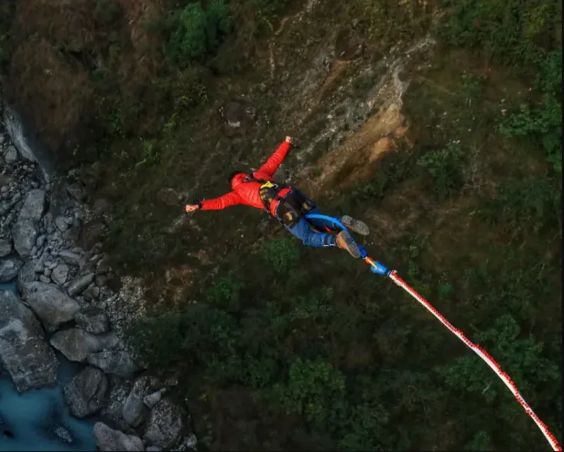Nhảy Bungee hiểu đơn giản là hoạt động rơi từ độ cao với dây đàn hồi và hệ thống bảo hộ chuyên dụng