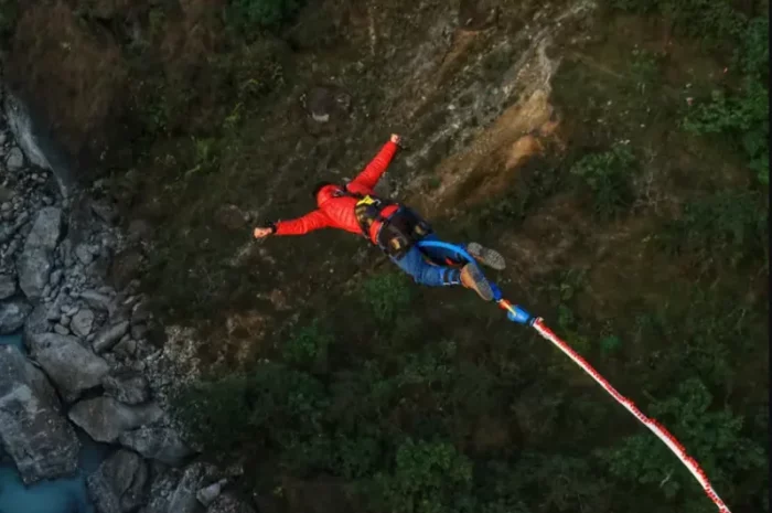 Nhảy Bungee là gì? Khám phá cảm giác rơi tự do an toàn nhất
