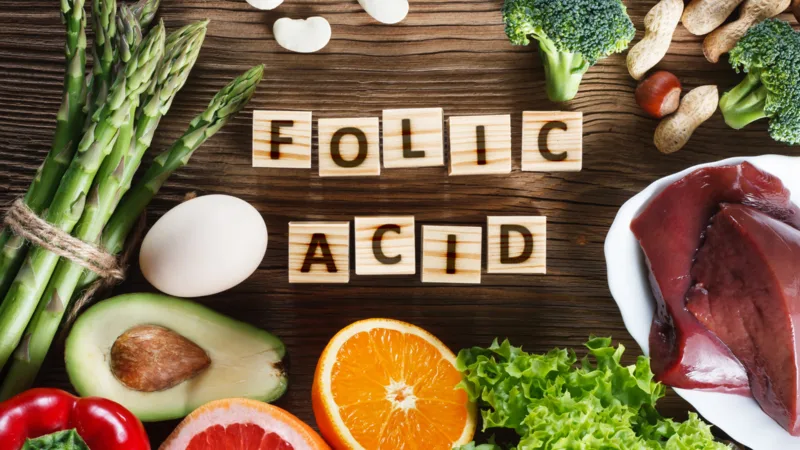 Rau xanh, đậu và quả bơ là những nguồn folate tự nhiên phù hợp với khẩu phần thai kỳ