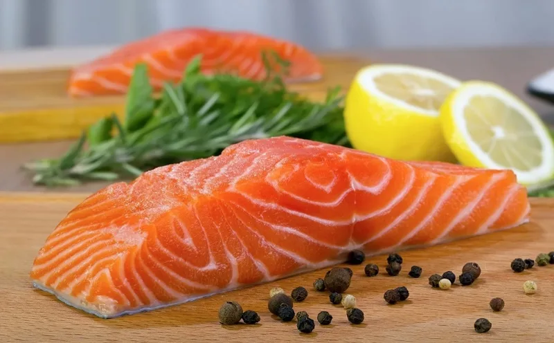 Cá hồi, cá mòi và một số loại hải sản ít thủy ngân cung cấp DHA cùng protein