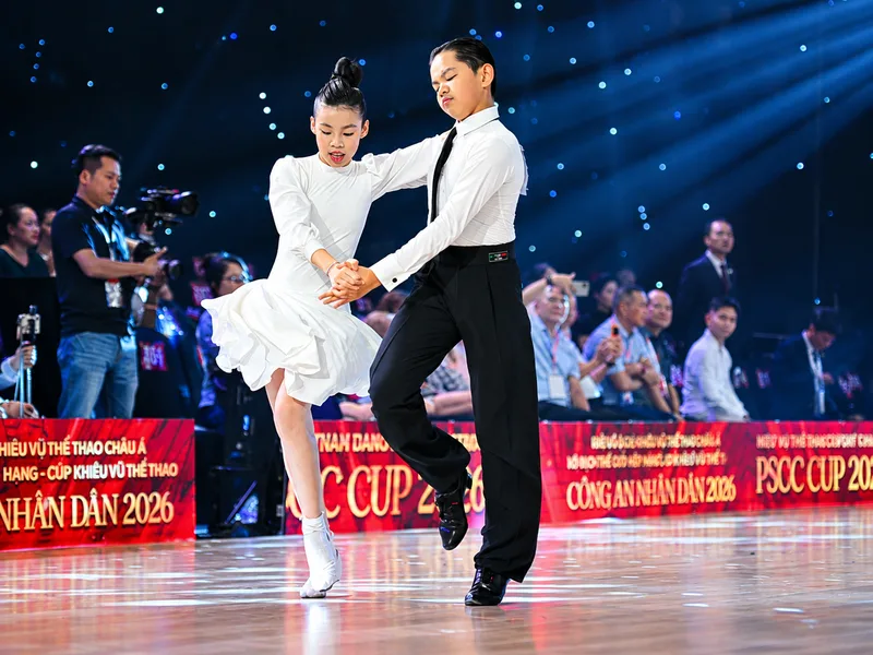 Học DanceSport giúp kết hợp vận động toàn thân với âm nhạc, khả năng phối hợp và hoạt động giao tiếp