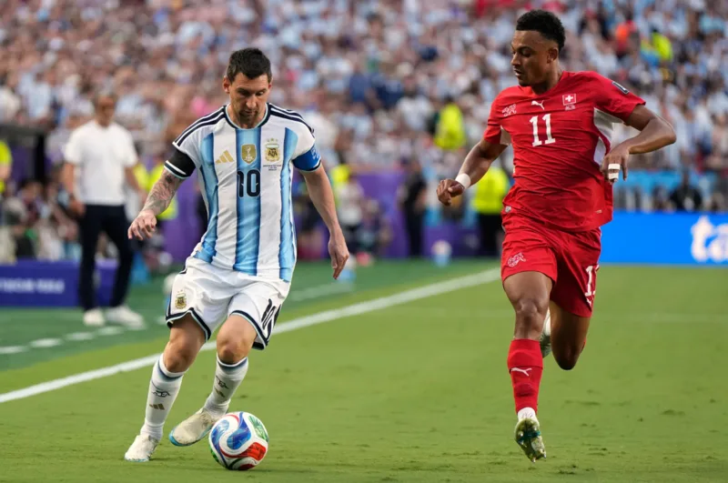 Trên danh sách đăng ký, Messi thường được xếp vào nhóm tiền đạo nhưng có phạm vi hoạt động rộng