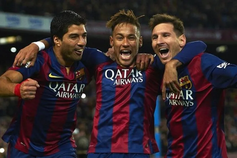 Trong bộ ba MSN, Messi xuất phát bên phải nhưng thường xuyên bó vào trung lộ để kiến tạo và dứt điểm