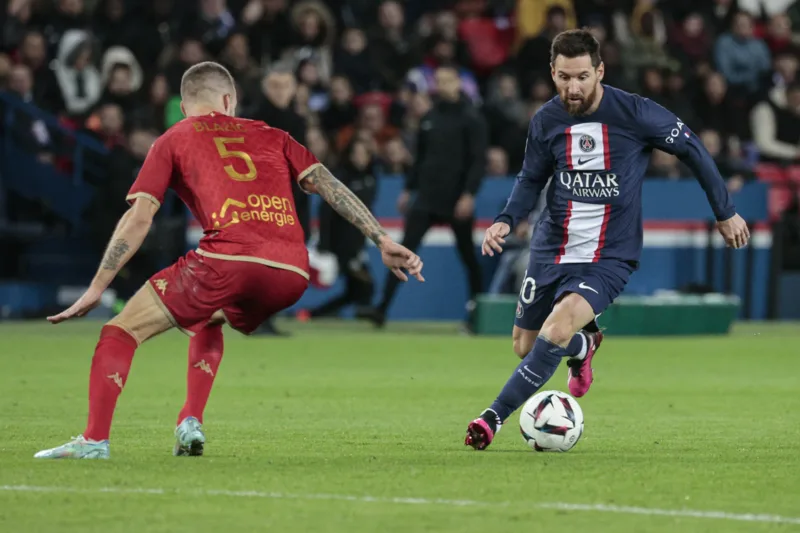 Tại PSG, Messi thường chơi như một tiền đạo kiến thiết lệch phải phía sau các cầu thủ có tốc độ