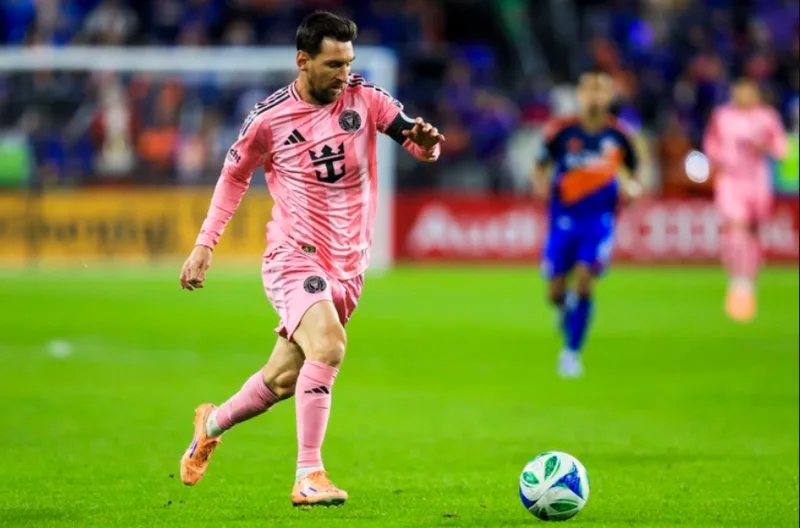 Tại Inter Miami, Messi thường hoạt động tự do phía sau trung phong và xuất phát từ hành lang trong bên phải