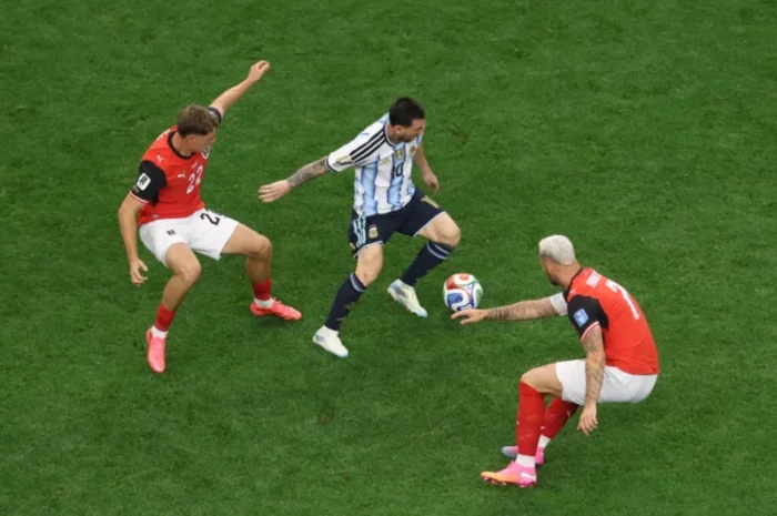 Messi đá ở vị trí nào tại câu lạc bộ và đội tuyển quốc gia?