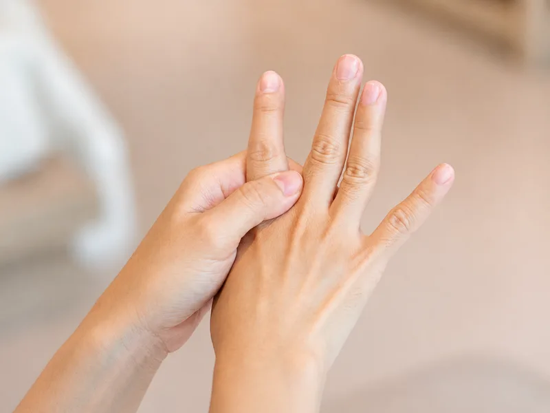 Tê tay chân còn có thể do chèn ép dây thần kinh, tiểu đường, thoát vị đĩa đệm hoặc giữ một tư thế quá lâu.