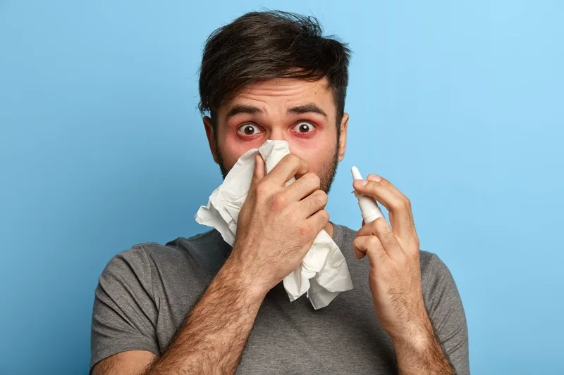 Tuyệt đối không ngửa đầu ra sau hoặc nhét khăn giấy sâu vào mũi để tránh máu tràn xuống họng gây sặc.