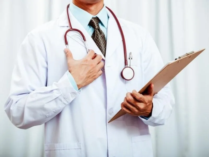 Cần đến ngay cơ sở y tế nếu chảy máu cam kéo dài trên 20 phút hoặc kèm triệu chứng chóng mặt, khó thở.